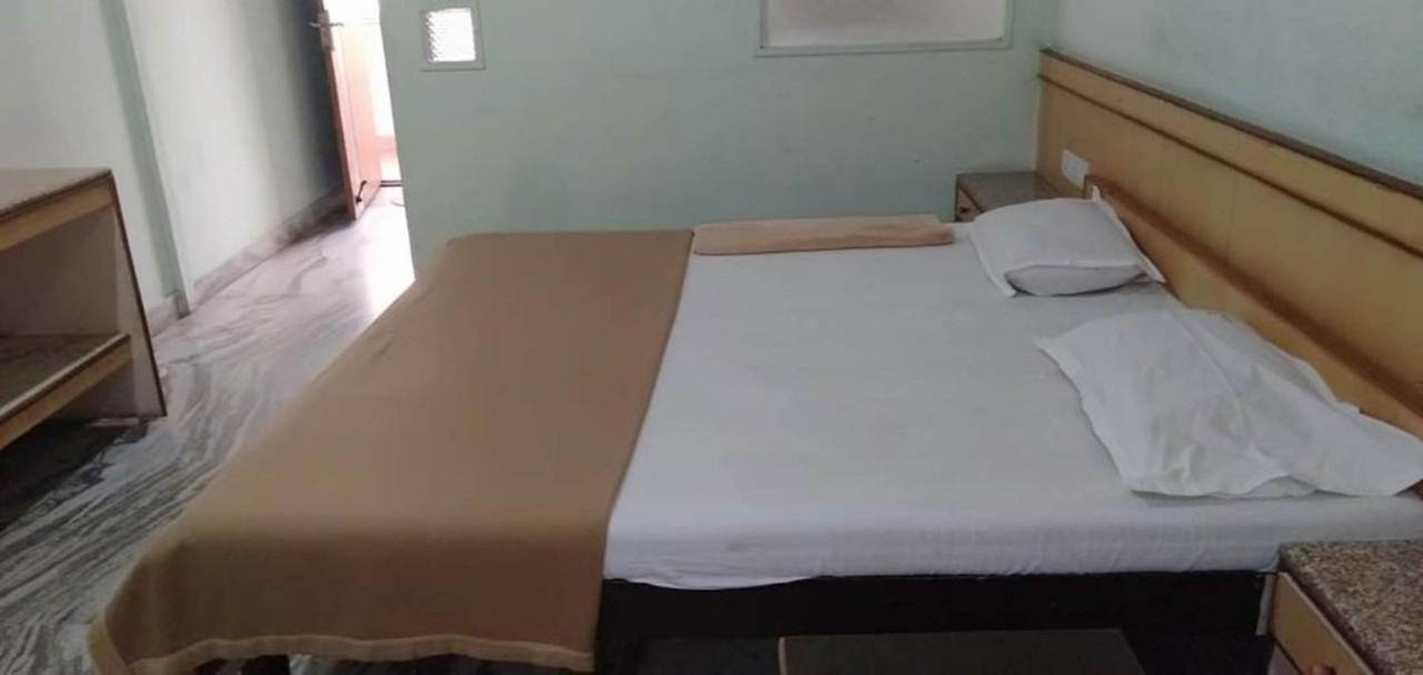 Iroomz Hoysala Residency Bellary Buitenkant foto