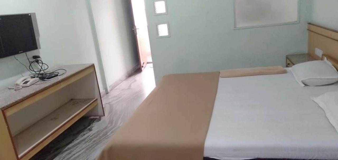 Iroomz Hoysala Residency Bellary Buitenkant foto