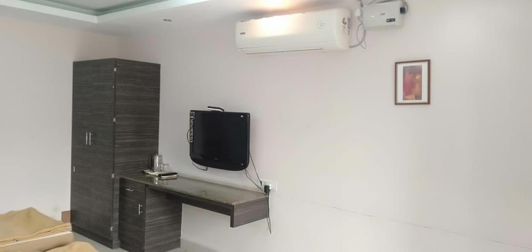 Iroomz Hoysala Residency Bellary Buitenkant foto