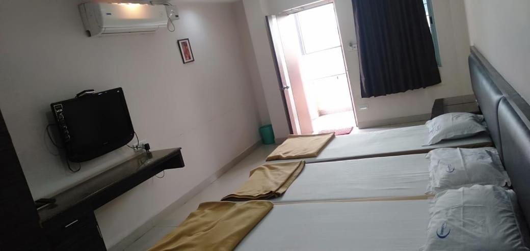 Iroomz Hoysala Residency Bellary Buitenkant foto