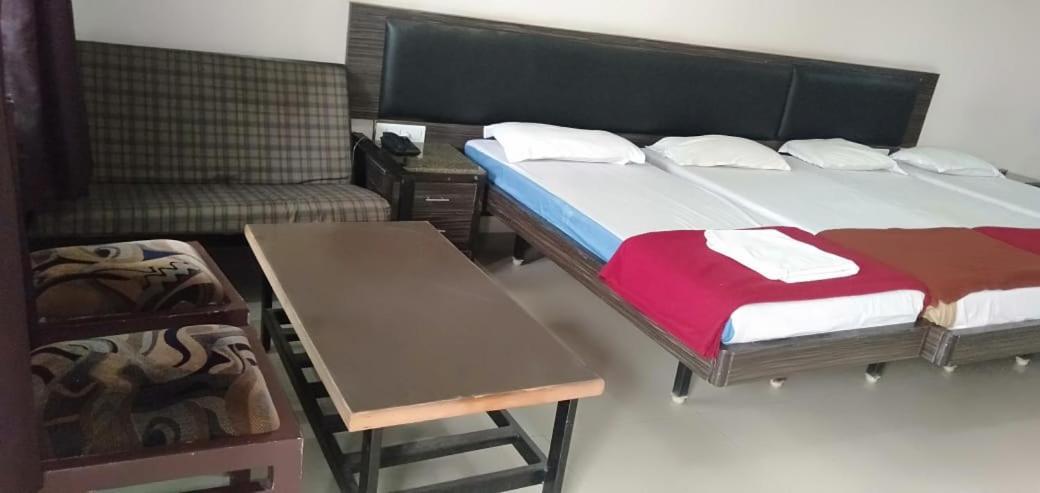 Iroomz Hoysala Residency Bellary Buitenkant foto
