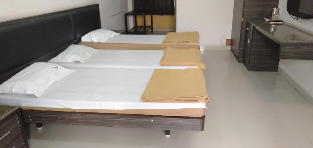 Iroomz Hoysala Residency Bellary Buitenkant foto