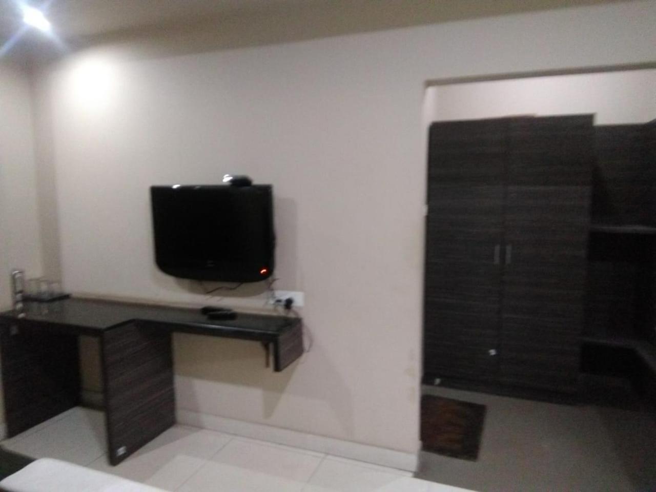 Iroomz Hoysala Residency Bellary Buitenkant foto