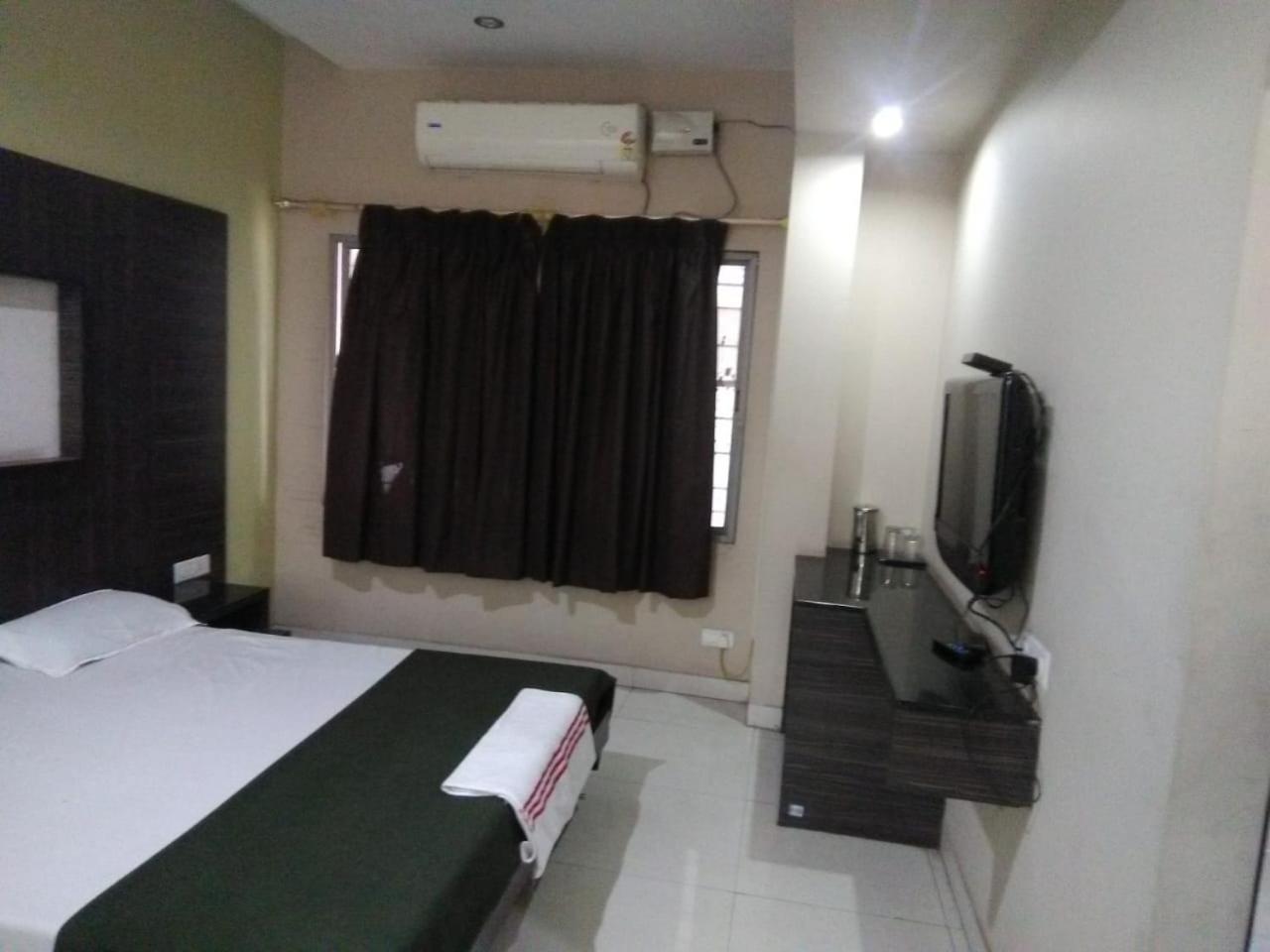 Iroomz Hoysala Residency Bellary Buitenkant foto